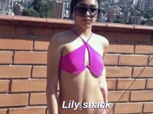 Lily_snack